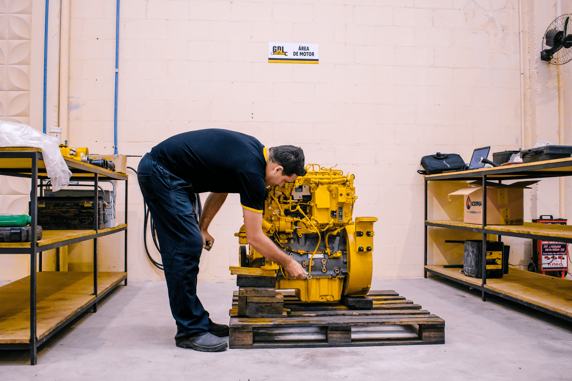Técnico trabalhando em manutenção