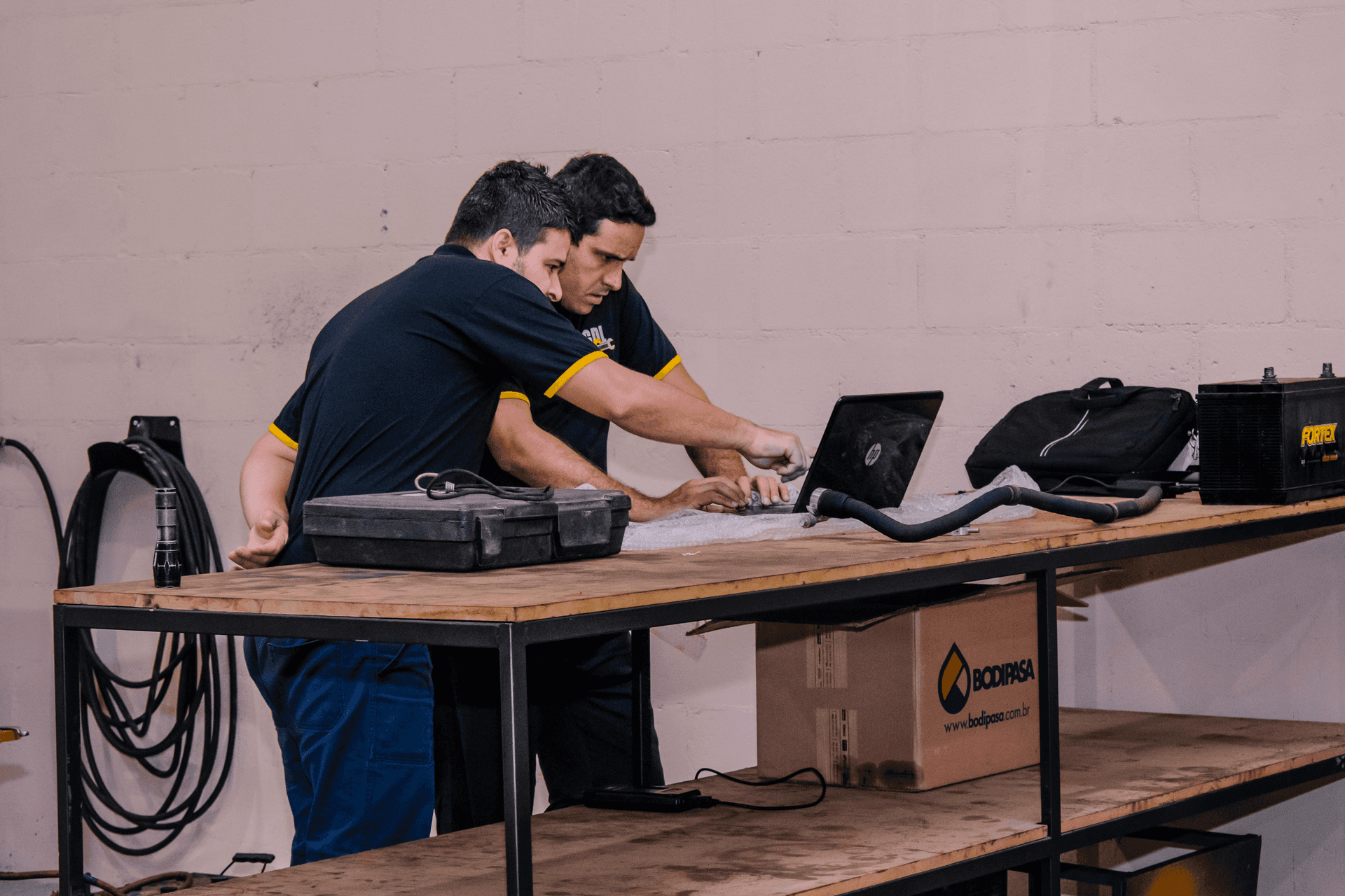 Técnico da GDL analisando componentes