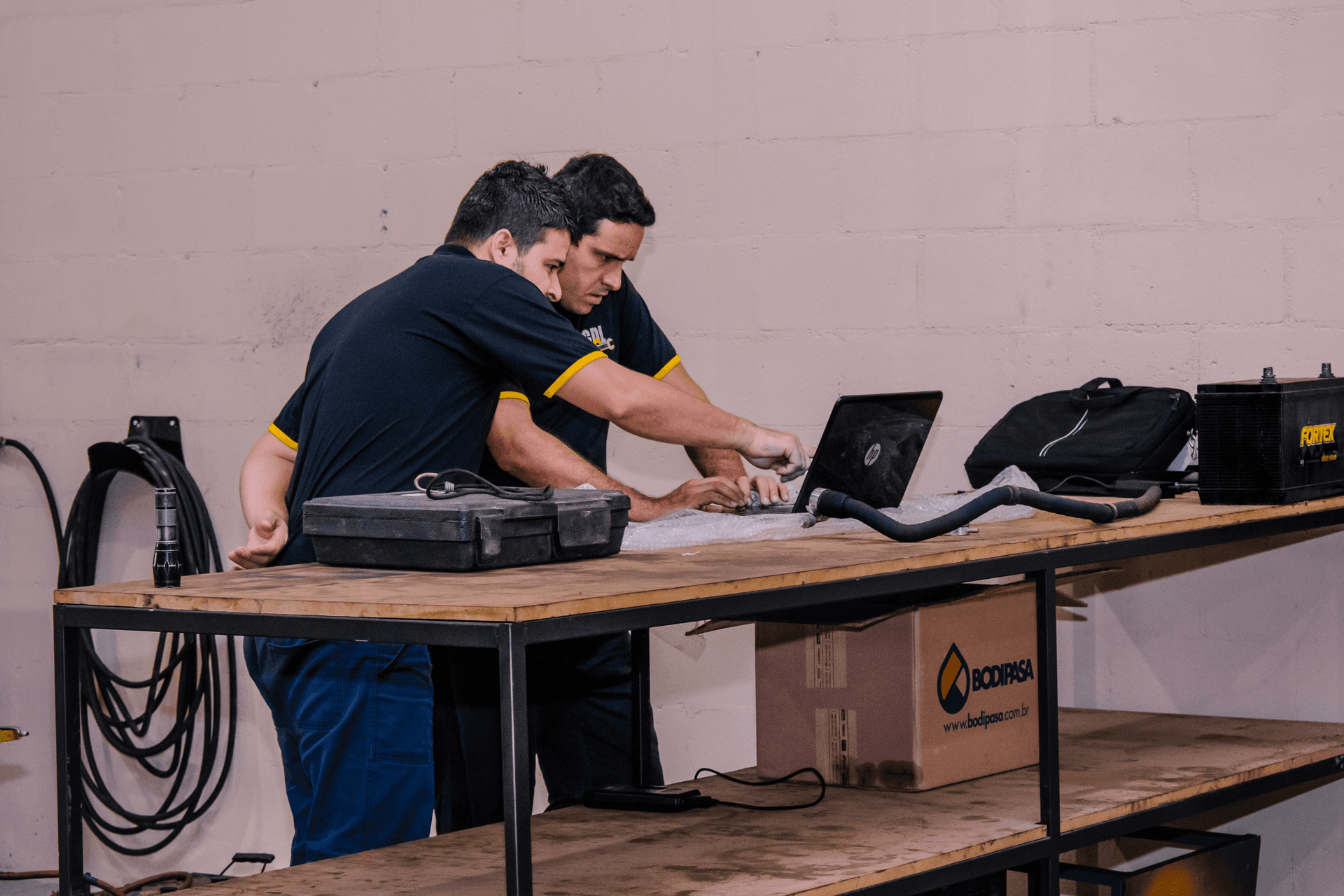 Técnico da GDL analisando componentes