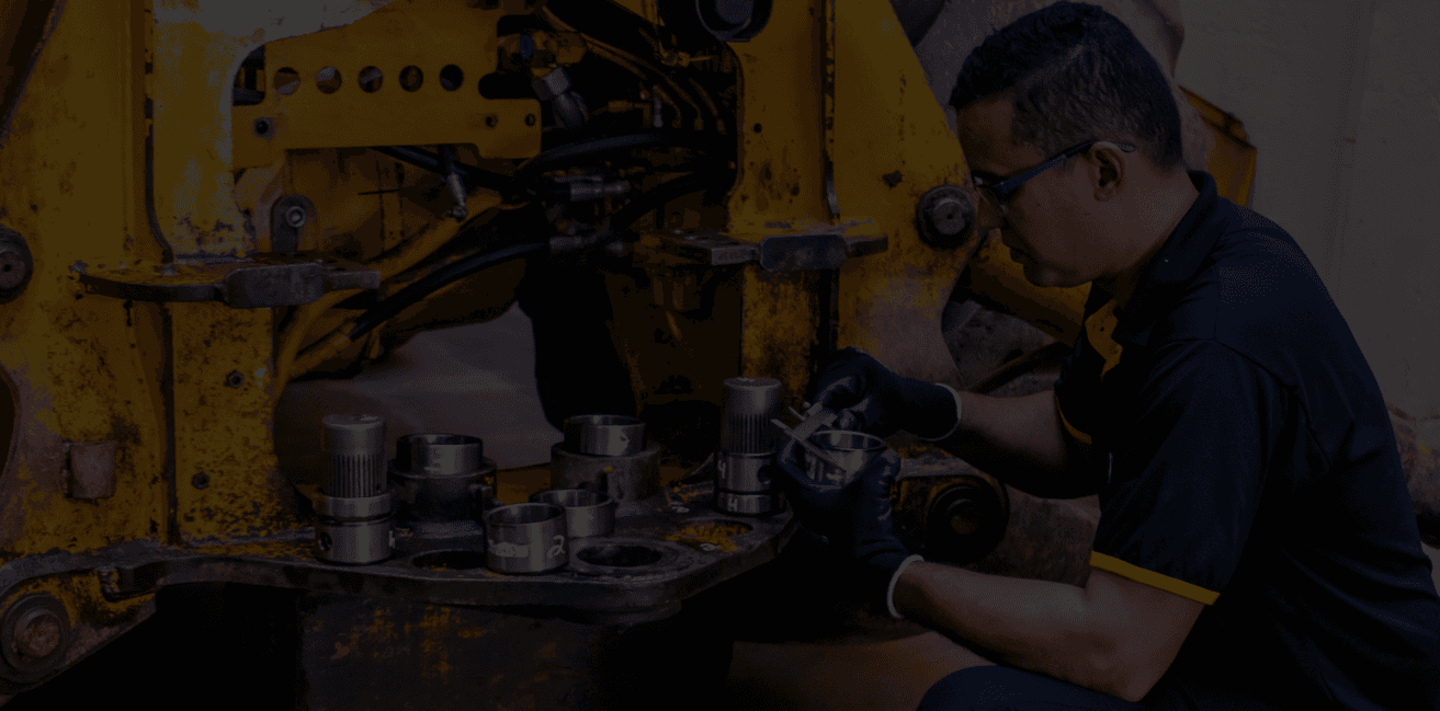 Técnico trabalhando em manutenção de máquina pesada