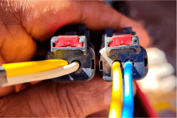 Conectores e chicotes de sistemas elétricos