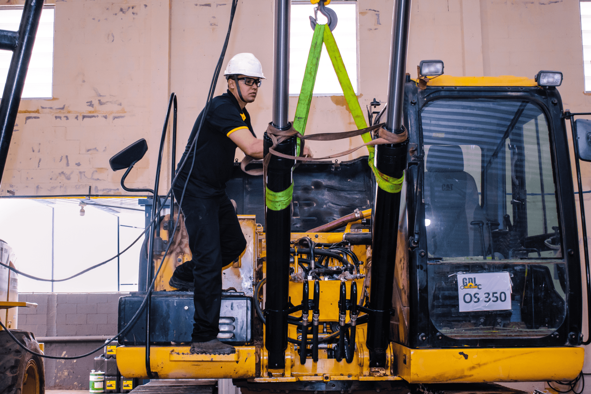 Técnico realizando manutenção em motor de máquina pesada