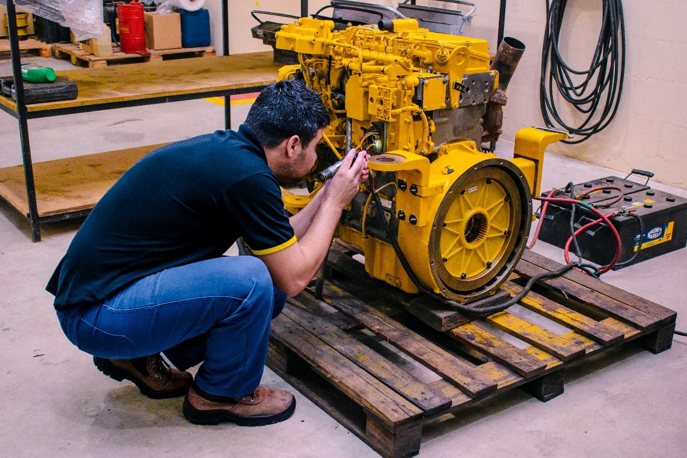 Técnico avaliando motor em oficina